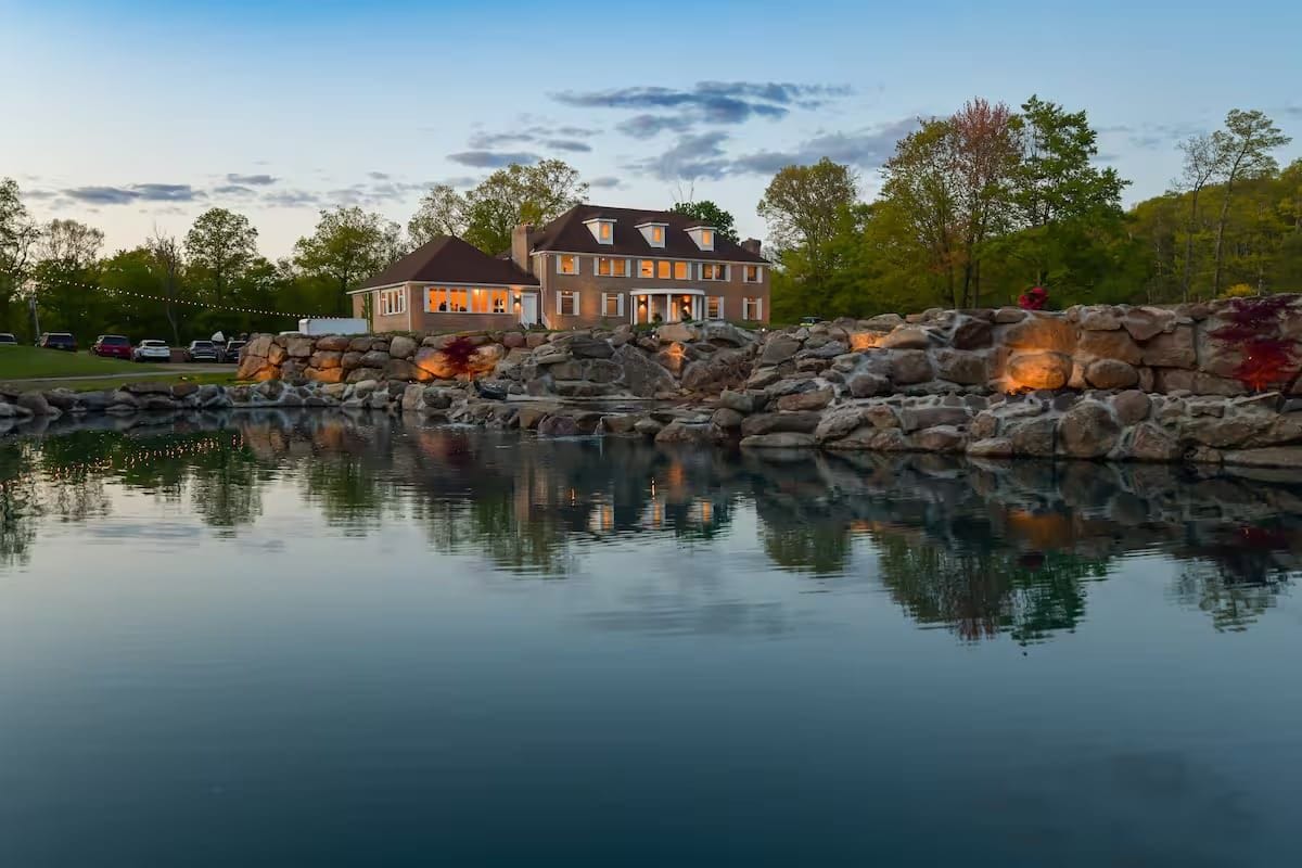 Featured image for West Milford, NJ Wedding Estate – Sleeps 24, Pool, Hot Tub & Indoor Pickleball, Short Distance from NYC