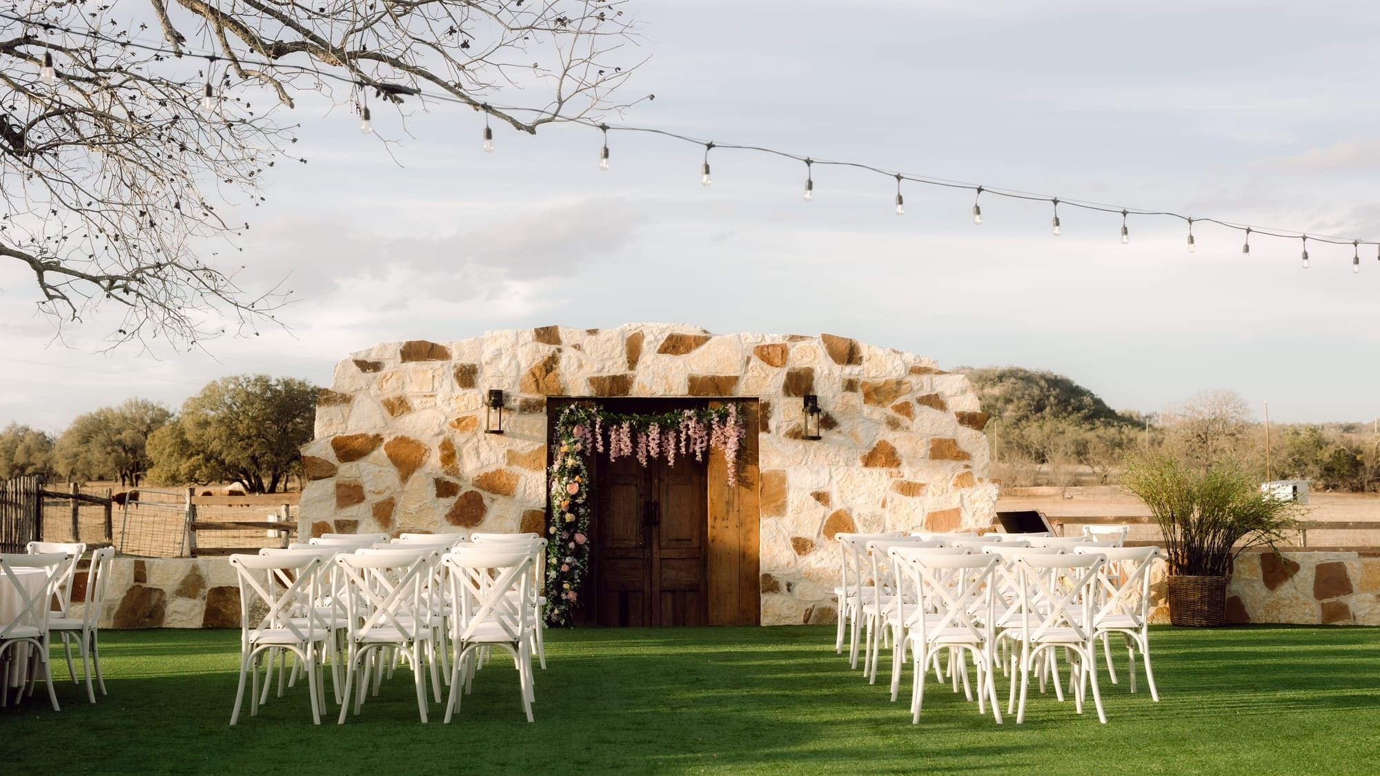 Featured image for How to Pick a Wedding Venue That Actually Photographs Well