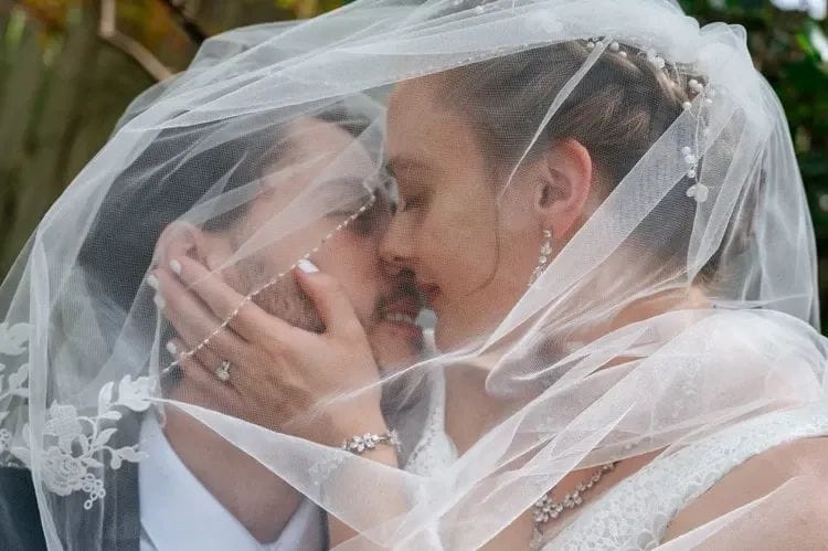 Featured image for How to Get Wedding Photos That Won't Look Dated in 10 Years