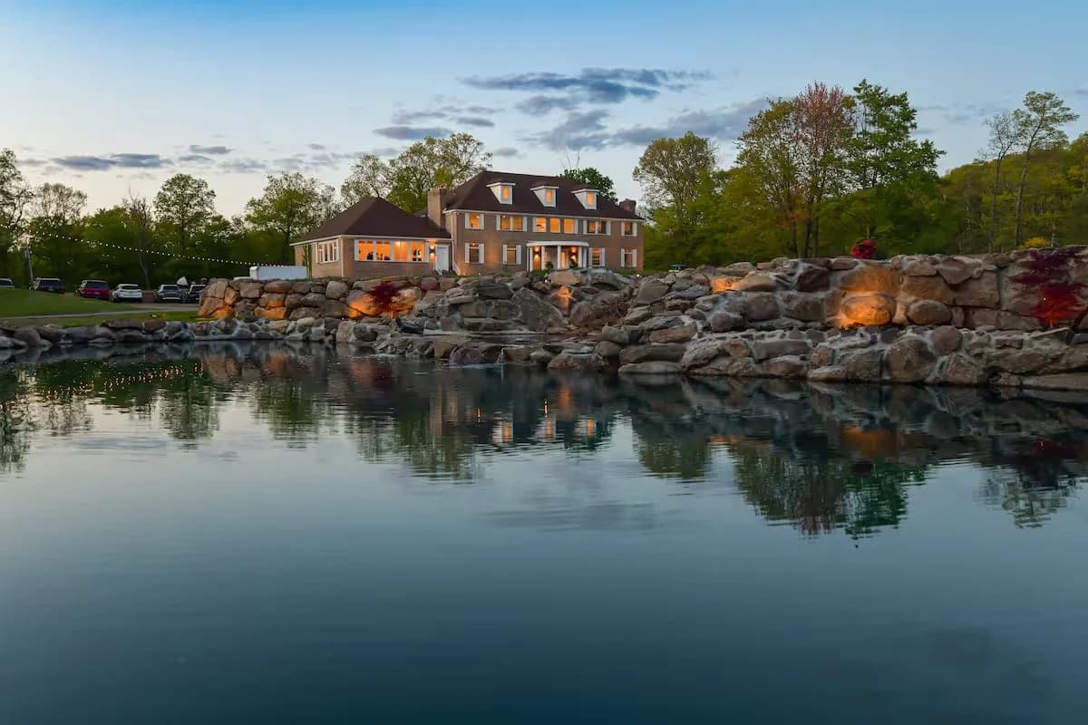 West Milford, NJ Wedding Estate – Sleeps 24, Pool, Hot Tub & Indoor Pickleball, Short Distance from NYC