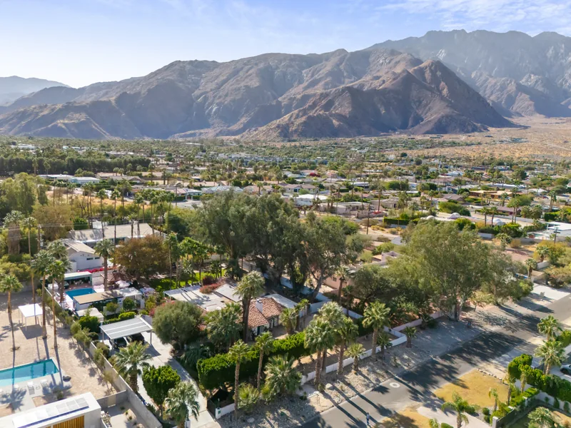 Bohemian desert wedding inspiration — Palm Springs Wedding Estate with Retro Pool Vibes + Hollywood History in Palm Springs, California. Palm Springs estate wedding venue with outdoor ceremony space…