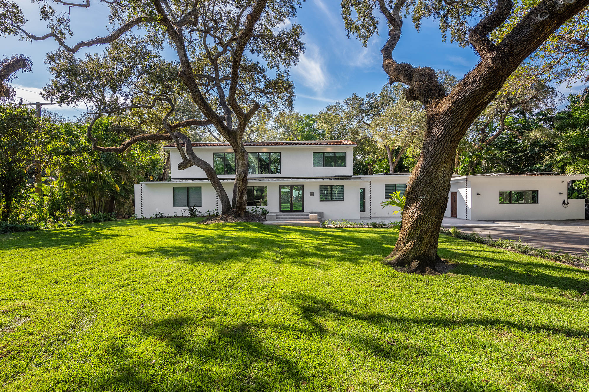 Event space at Modern Tropical Miami Villa with Expansive Lawn – Aventura / North Miami