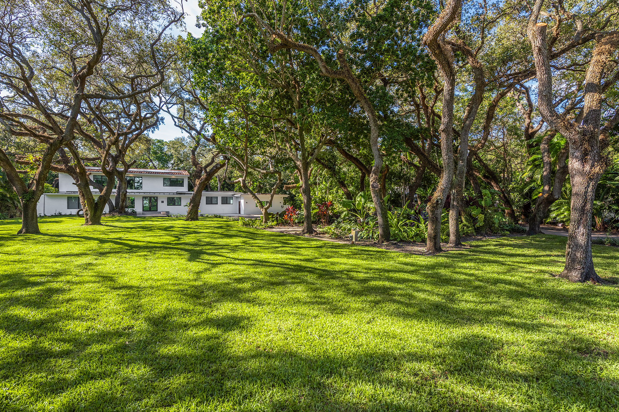 Event space at Modern Tropical Miami Villa with Expansive Lawn – Aventura / North Miami