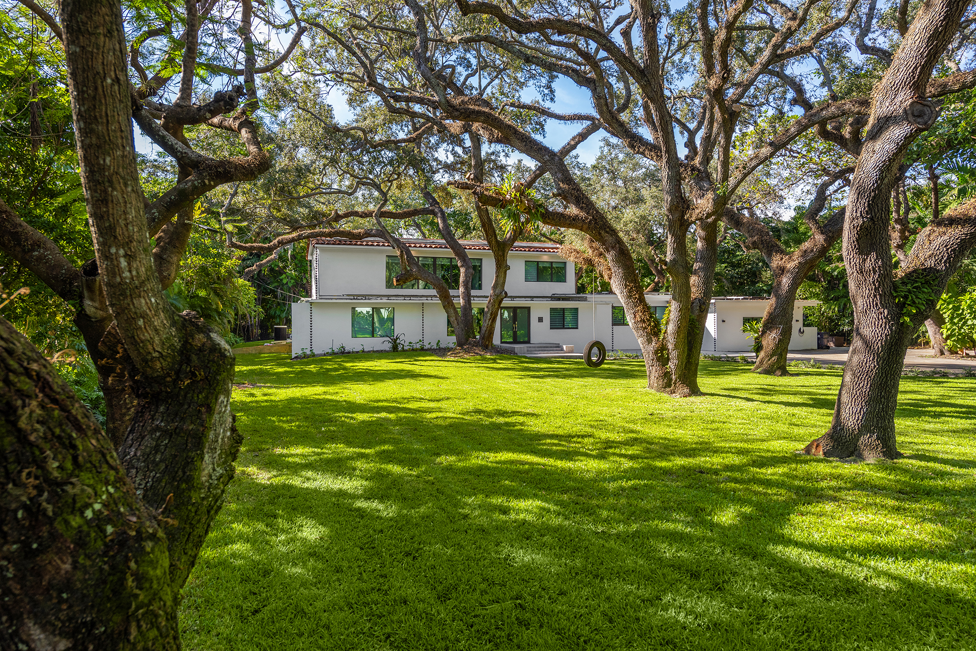 Event space at Modern Tropical Miami Villa with Expansive Lawn – Aventura / North Miami