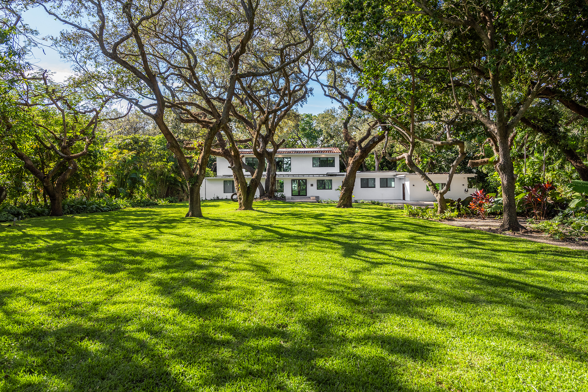 Event space at Modern Tropical Miami Villa with Expansive Lawn – Aventura / North Miami