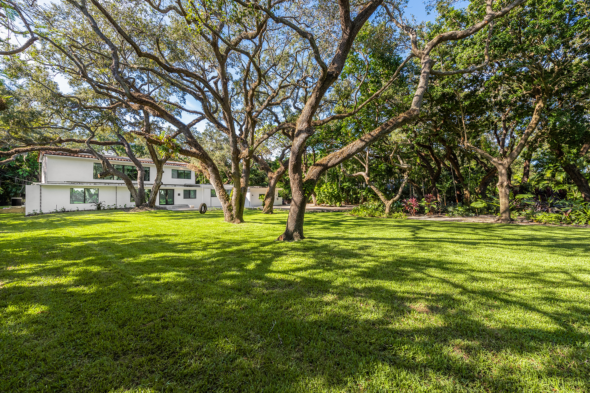 Event space at Modern Tropical Miami Villa with Expansive Lawn – Aventura / North Miami