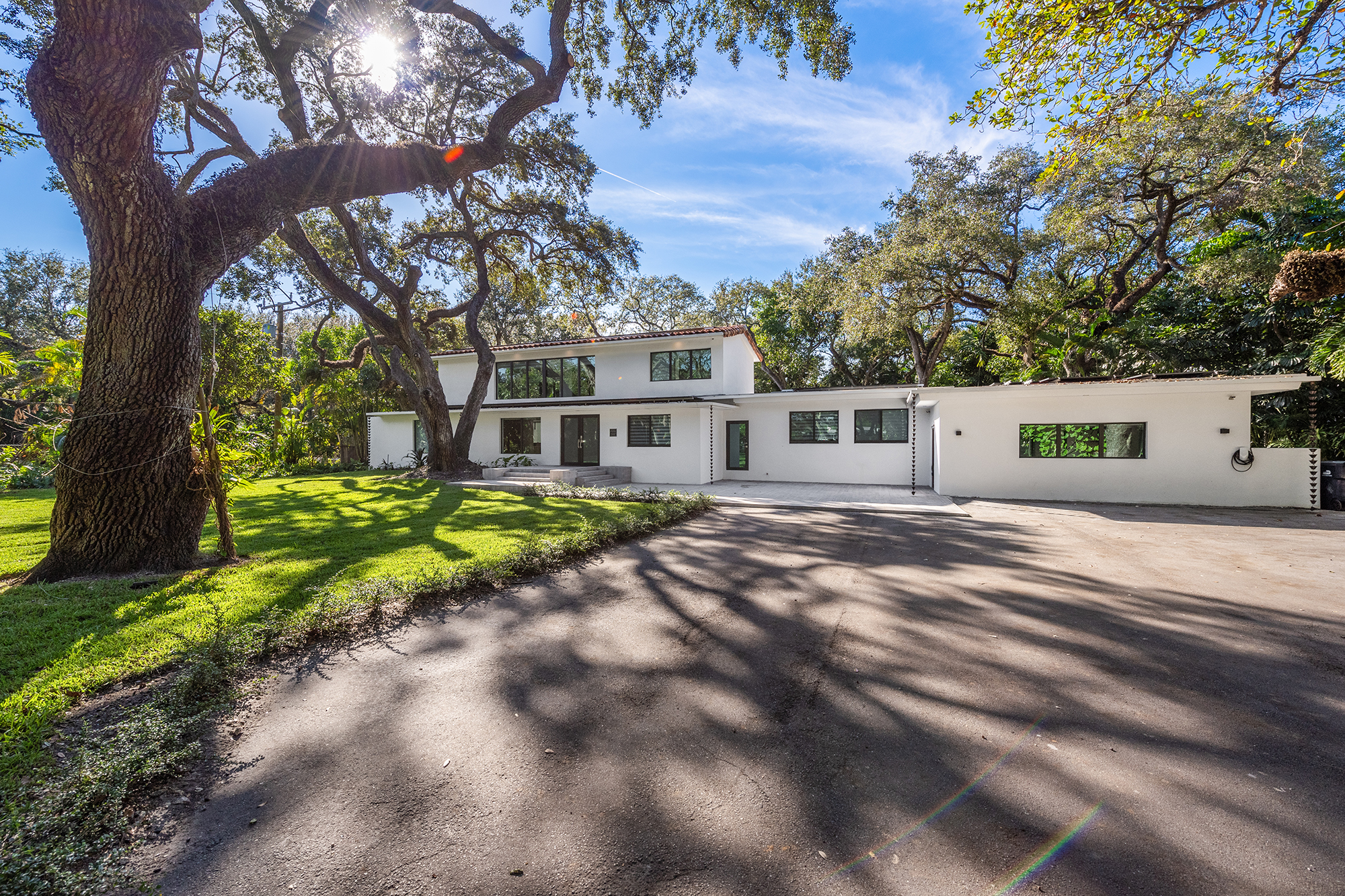 Event space at Modern Tropical Miami Villa with Expansive Lawn – Aventura / North Miami