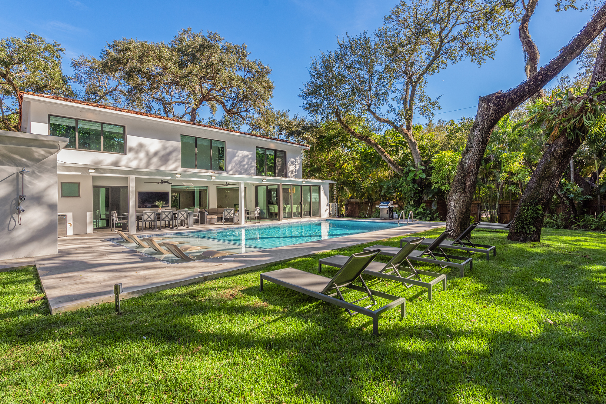Event space at Modern Tropical Miami Villa with Expansive Lawn – Aventura / North Miami
