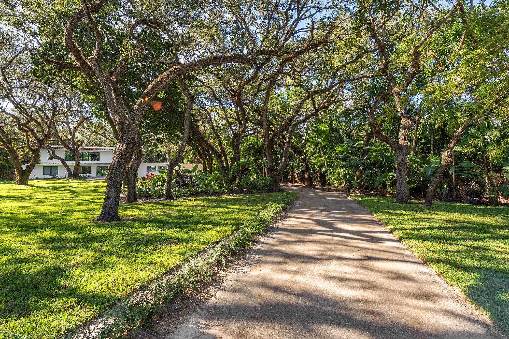Event space at Modern Tropical Miami Villa with Expansive Lawn – Aventura / North Miami