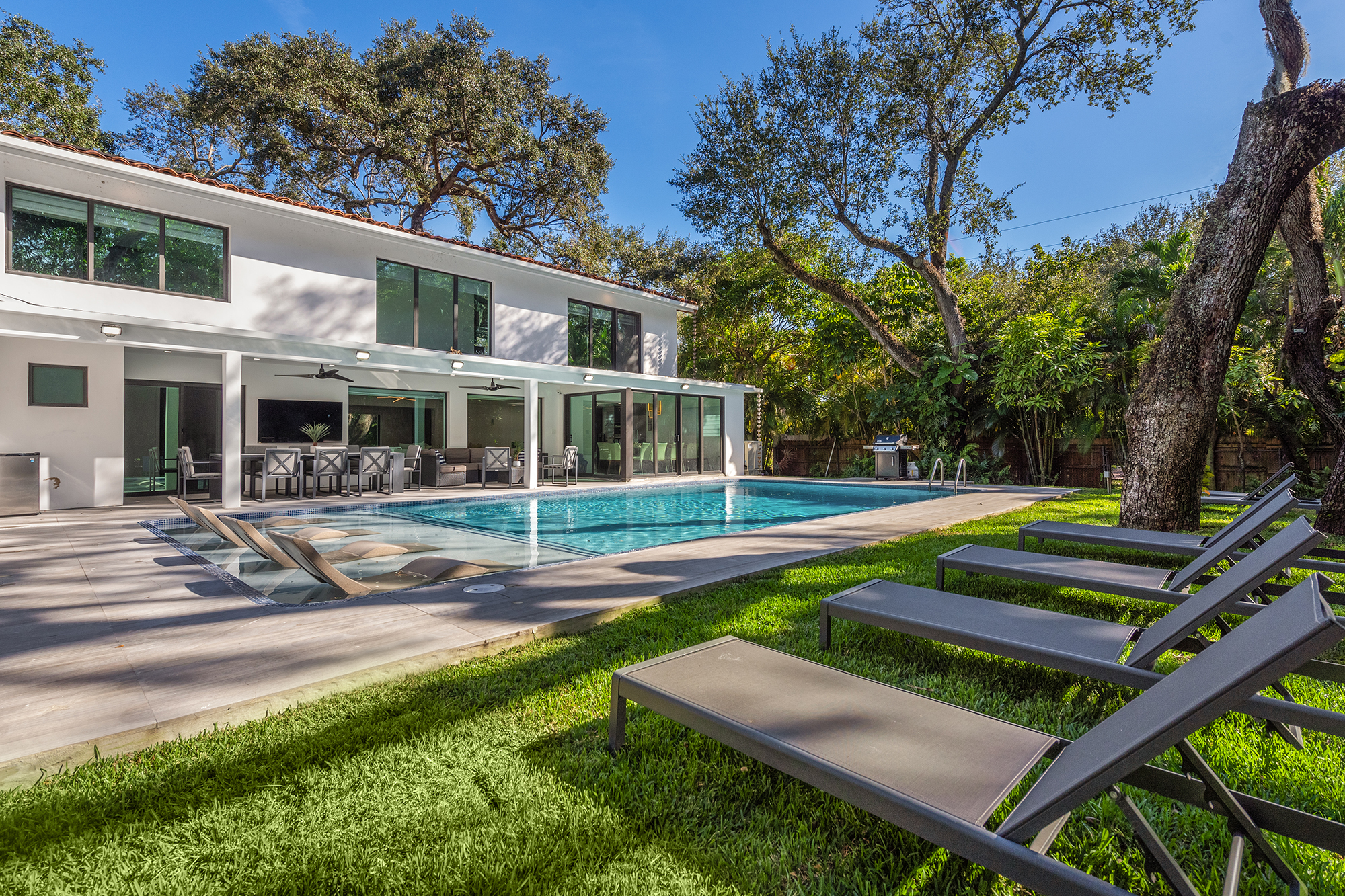 Event space at Modern Tropical Miami Villa with Expansive Lawn – Aventura / North Miami