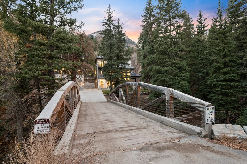 River-Crossed Alpine Estate in Sundance Where Craftsmanship Meets Stillness - Photo 2