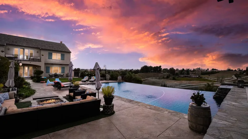 Event space at SoCal Wine Country Estate w/ Infinity Pool