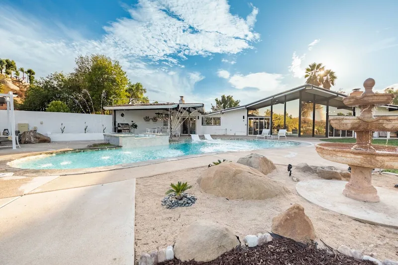 Modern Villa Outside of San Diego - Photo 2
