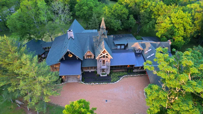 14,000 Sq Ft Estate Near Nashville Event Barn, Rolling Hills - Photo 1