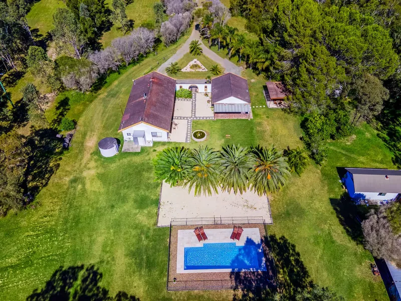 Romantic garden wedding inspiration — Aussie Country Vineyard Estate in Lovedale, New South Wales. Lovedale estate wedding venue with vineyard ceremony grounds - 30 guest capacity - sleeps 18…