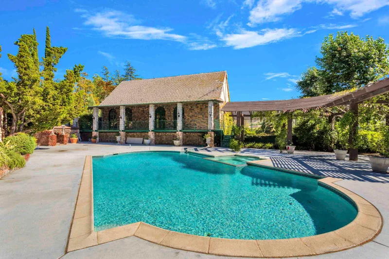 Event space at Fairy-Tale Inspired Manor with Ballroom, Hedge Maze & Gardens – Temecula, California