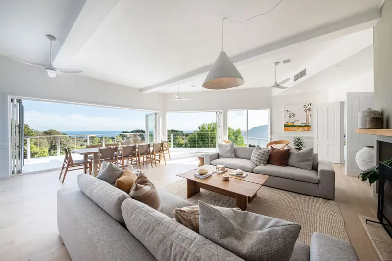The Cape Retreat: Ultimate Australian Indulgence with Panoramic Bay Views - Photo 2