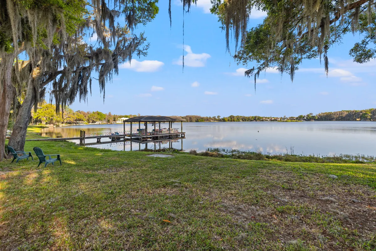 Kayaks and direct lake access for guest activities