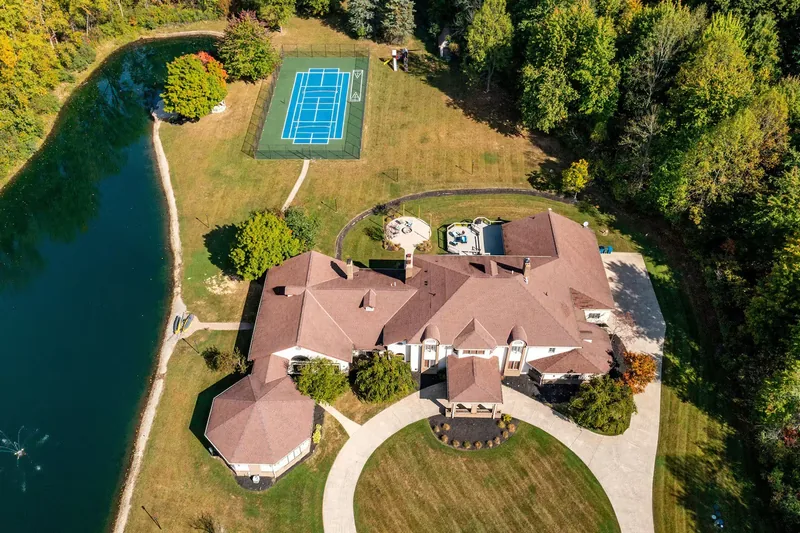 12,000 Sq Ft Luxury Mansion in Ohio - Photo 2