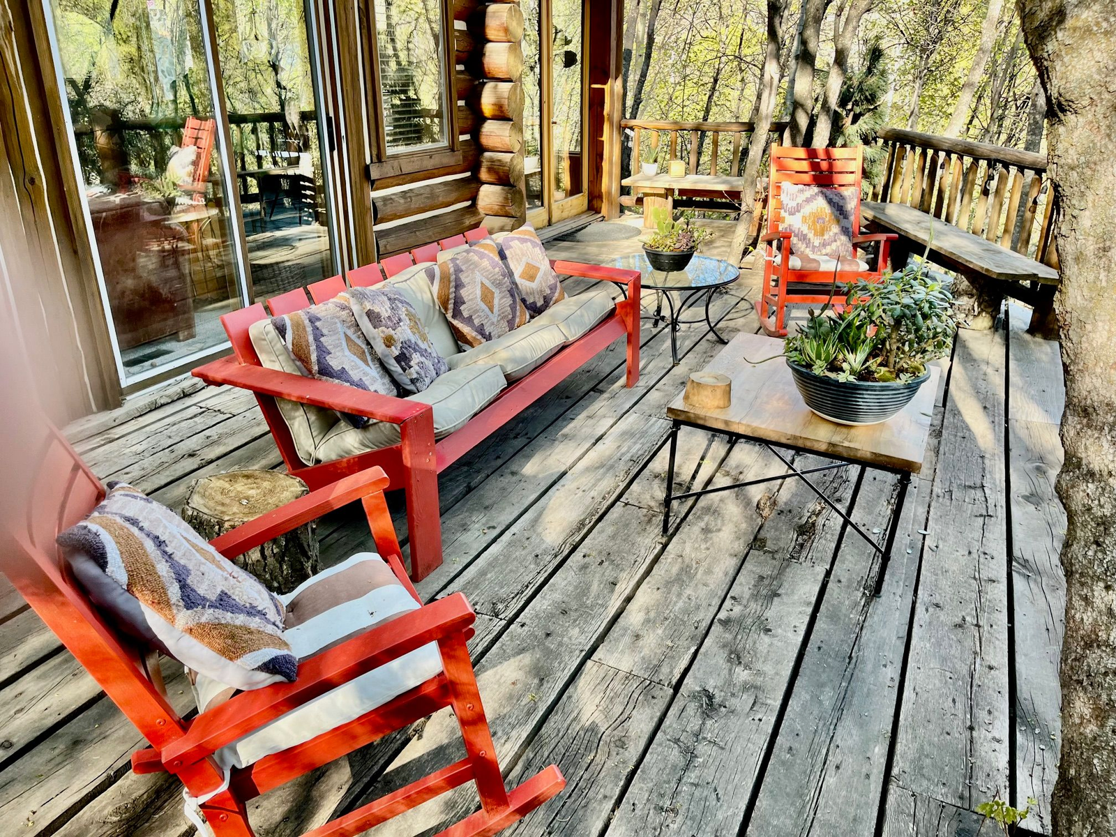 Mountain landscape and alpine setting surrounding the property